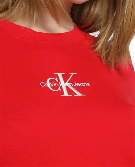 camisa calvin klein roja con letras blancas